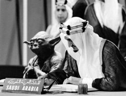 Buku Sejarah Arab Saudi Tampilkan Foto Master Yoda ‘Star Wars’ Bersama Raja Faisal