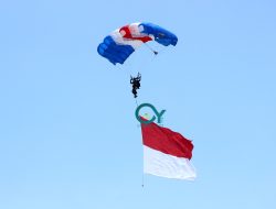 Aksi Terjun Payung Dalam Rangka HUT Ke-72 TNI