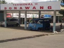 Jelang Lebaran Terminal Bonawang Kelurahan Mongkonai Dipadati Pemudik