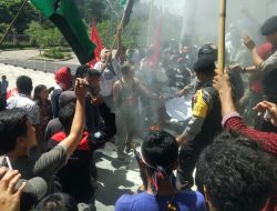 Save Petani Kopra Menggema di Gedung Cengkeh, Massa Aksi Saling Dorong Dengan Polisi dan ASN