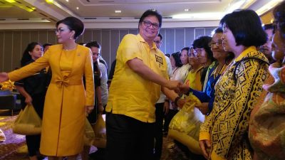 Gelar Natal Golkar, Airlangga Hartarto Bagikan Diakonia Bagi 10.000 Lansia Sulut