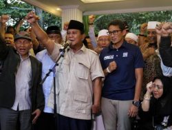 Dampingi Prabowo Saat Deklarasi Kemenangan Lagi, Sandiaga Tampak Loyo