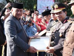 Dukung Pemilu 2019 di Sulut Aman dan Damai, Kapolda Terima Penghargaan dari Gubernur