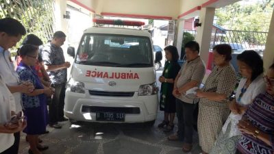 Tunjang Pelayanan Kesehatan, Joune Ganda Bantu Satu Unit Ambulance Untuk PDIP Minut