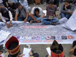 Peringatan HUT Provinsi ke-55 di DPRD Sulut Diwarnai Aksi Demo