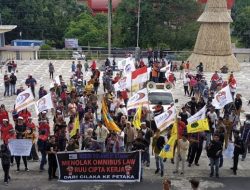 Tolak Omnibus Law, Aksi Demo Kecewa Dengan Komisi IV DPRD Sulut