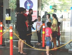 FOTO : Mantos-MegaMall Mulai Buka, Pengunjung MegaMall Siapkan Tanda Pengenal