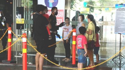 FOTO : Mantos-MegaMall Mulai Buka, Pengunjung MegaMall Siapkan Tanda Pengenal