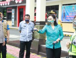 Turun Bagikan Masker, Khouni Lomban Rawung Ajak Warga Bitung Bersatu Lawan COVID-19