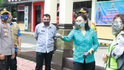 Turun Bagikan Masker, Khouni Lomban Rawung Ajak Warga Bitung Bersatu Lawan COVID-19