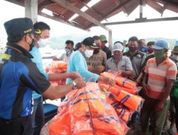 Bagikan Life Jacket ke 110 Taksi Laut, Walikota MJL : Tak Pakai, Ijin Operasi Dicabut