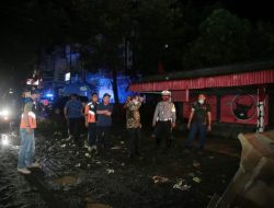 Muluskan Aktifitas Warga, Walikota MJL Bersihkan Timbunan Pasir Jelang Tengah Malam