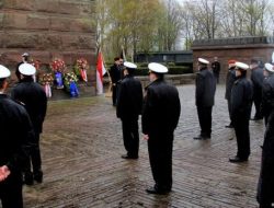 Penghormatan Untuk Nanggala-402, Angkatan Laut Jerman Kibarkan Bendera Setengah Tiang