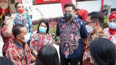 Demi Pariwisata Minut, Joune-Kevin Bekerja di Kantor Camat