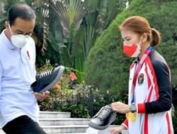 Cinta Produk Dalam Negeri, Presiden Jokowi Beli Sepatu Produksi Usaha Greysia Polii