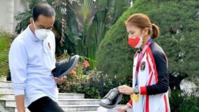 Cinta Produk Dalam Negeri, Presiden Jokowi Beli Sepatu Produksi Usaha Greysia Polii