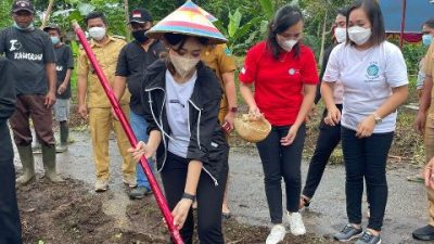 Perempuan Harus Tangguh, Rizya Ganda Davega Bercocok Tanam di Desa Keweruan