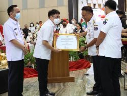 Sukses Vaksinasi Covid-19, Walikota Andrei Angouw Diganjar Penghargaan dan Hibah Rp10 Miliar