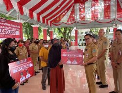 Bupati Joune Ganda Serahkan Santunan Duka Tahap IV Untuk Ratusan Keluarga di Minut