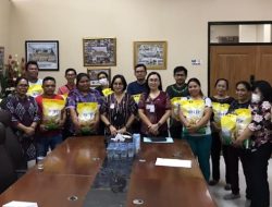 Diserahkan Sandra Moniaga, 13 CS di Sekretariat DPRD Sulut Terima Bantuan Gubernur