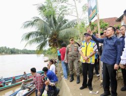 Penjabat Gubernur Agus Fatoni Tinjau Lokasi Banjir di Muara Enim, Salurkan Bantuan untuk Warga Terdampak
