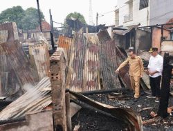 Pj Gubernur Sumsel Agus Fatoni Tinjau Langsung Lokasi Kebakaran dan Berikan Bantuan