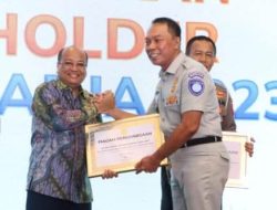 Dukungan Optimalisasi Penerimaan SWDKLLJ, Kemendagri Terima Penghargaan PT Jasa Raharja