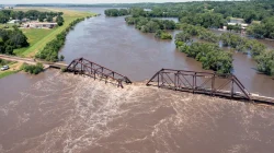 Deras Air Sungai Big Sioux Robohkan Jembatan Kereta Api