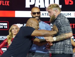 Face Off Jelang Duel, Mike Tyson Vs Jake Paul Saling Dorong