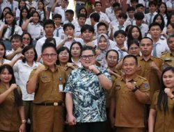 Billy Lombok Tuntun Studi Tour Siswa SMA Motoling di DPRD Sulut