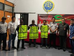 Salurkan CSR, Top 1 Oil Bagikan Rompi Untuk Petugas Parkir di Kota Manado