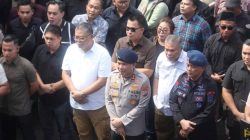 FOTO NEWS : Pimpinan dan Anggota DPRD Sulut Terima Aksi Demo