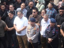 FOTO NEWS : Pimpinan dan Anggota DPRD Sulut Terima Aksi Demo