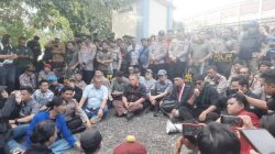 FOTO NEWS : Terima Aksi Demo, Pimpinan dan Anggota DPRD Sulut Melantai Bersama Dengarkan Aspirasi Mahasiswa