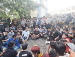FOTO NEWS : Terima Aksi Demo, Pimpinan dan Anggota DPRD Sulut Melantai Bersama Dengarkan Aspirasi Mahasiswa