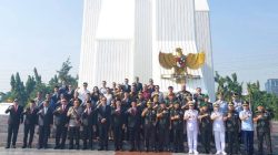 FOTO NEWS : Ziarah ke TMP Kalibata, Ketua DPRD Sulut Tabur Bunga di Makam Mantan Gubernur Sulut