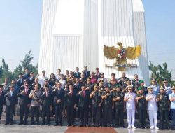 FOTO NEWS : Ziarah ke TMP Kalibata, Ketua DPRD Sulut Tabur Bunga di Makam Mantan Gubernur Sulut