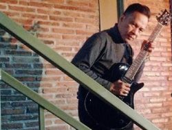 Jenazah Eks Gitaris Stinky, Ndhank Surahman Akan Dimakamkan di Manado