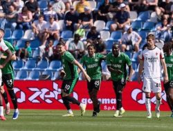 Gagal Tempel Papan Atas, 10 Pemain Milan Bertekuk Lutut di Markas Sassuolo