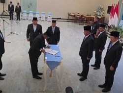 Gubernur Yulius S. Komaling Lantik Weliam Niklas Silangen Sebagai Sekwan DPRD Sulut Definitif